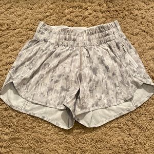 Lululemon Tracker Mid-rise Lined Short 4” Size 4